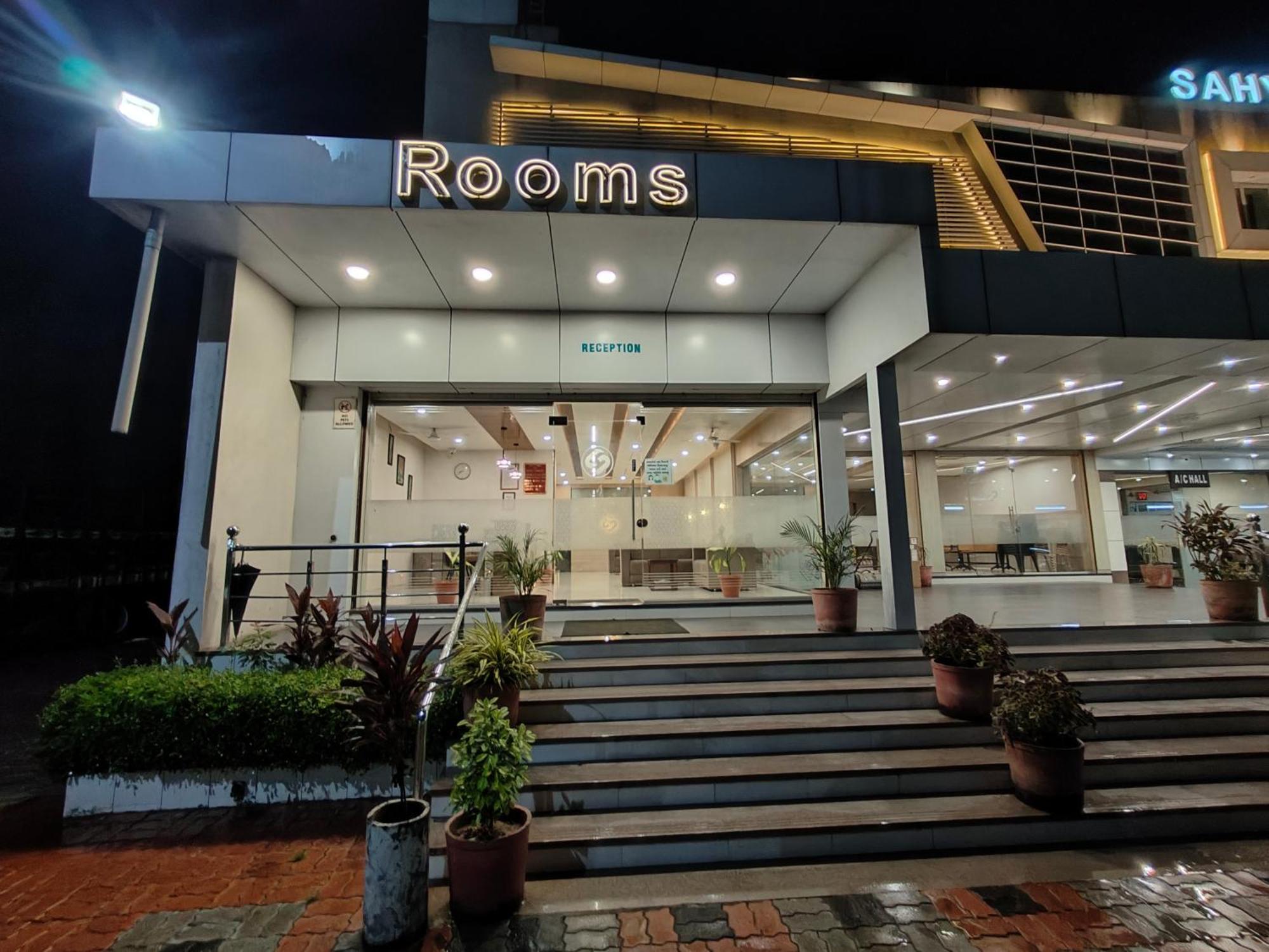 Hotel Sahyog & Rooms スーラト エクステリア 写真